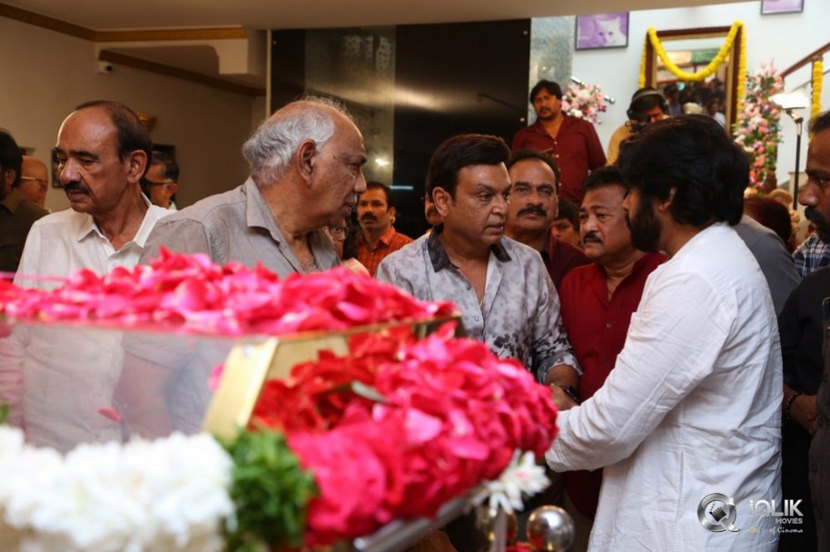 Celebrities-pay-homage-to-superstar-Krishna